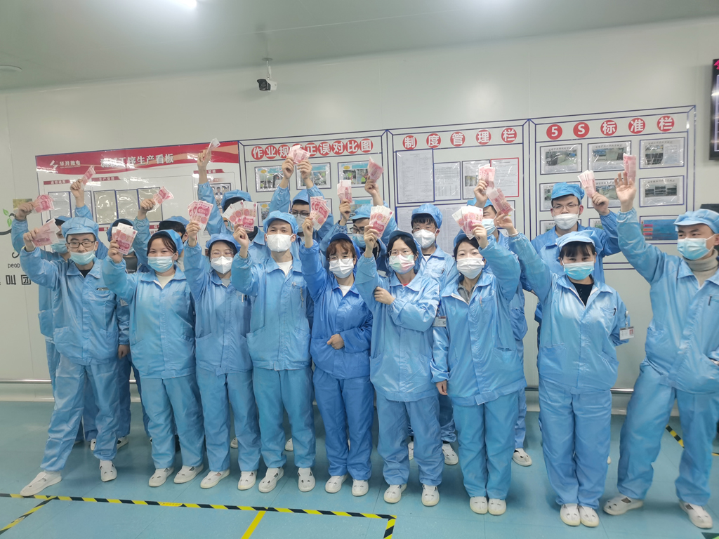 太阳成微电经营班子为员工发放“开年红包”